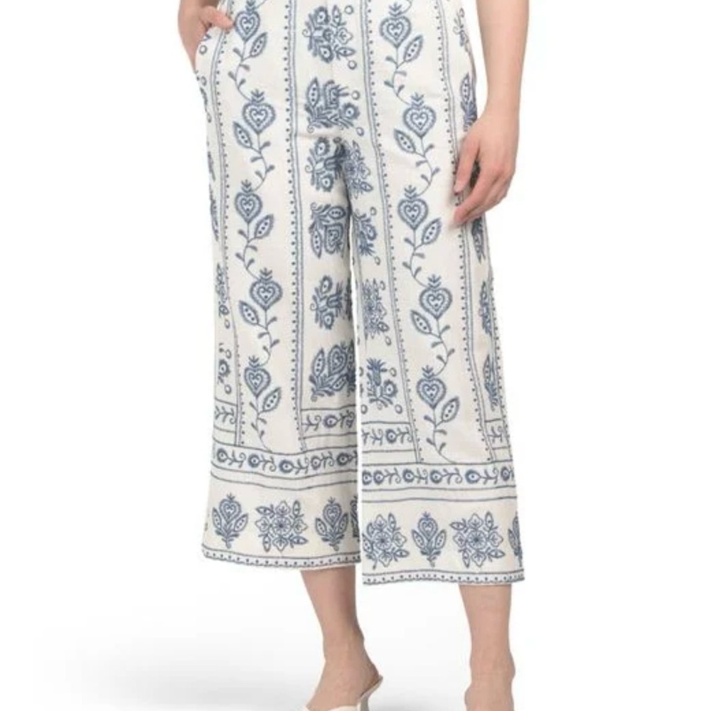 Zara White Wide-Leg Cropped Pants with Blue Floral Print